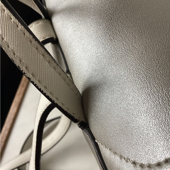 Guess silver back pack - Picture 4 of 6